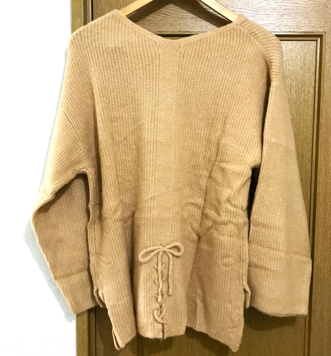 新品 タグ付き サマンサモスモス Samansa Mos2 裾編み上げVネック畦プルオーバー ベージュ 長袖 リボン シャツ トップス ニット_画像4