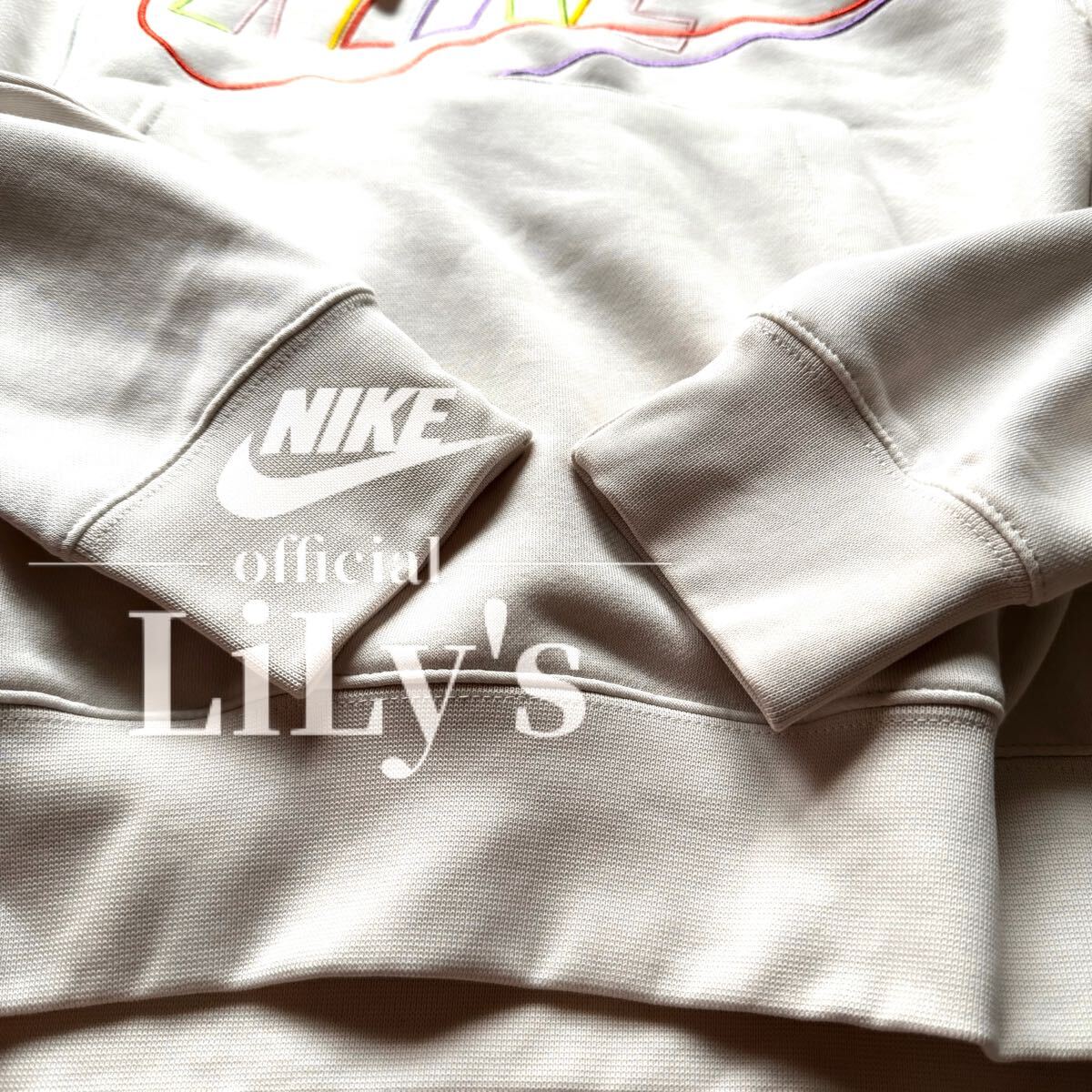 新品未使用 NIKE 上下セットアップ オフホワイト カラフル 新品未使用 NIKE 上下セットアップ オフホワイト カラフル