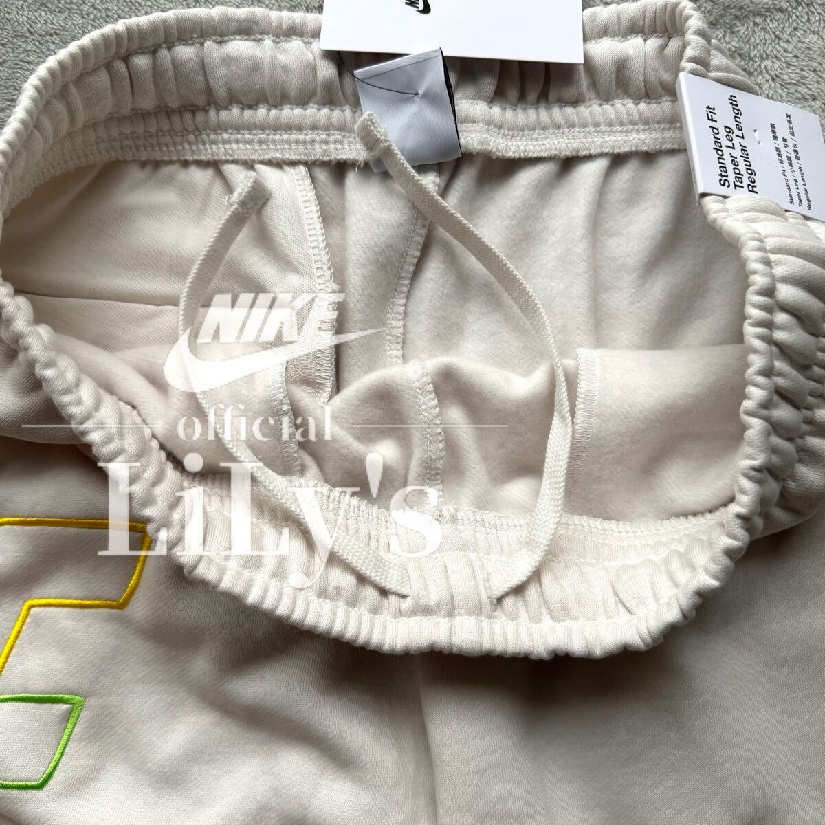 新品未使用 NIKE 上下セットアップ オフホワイト カラフル 新品未使用 NIKE 上下セットアップ オフホワイト カラフル
