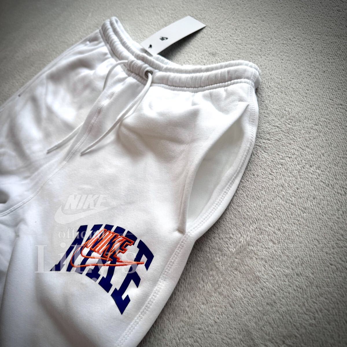 新品 NIKE上下セットアップ XLサイズ 白 ホワイト ロゴ刺繍 新品 NIKE上下セットアップ XLサイズ 白 ホワイト ロゴ刺繍