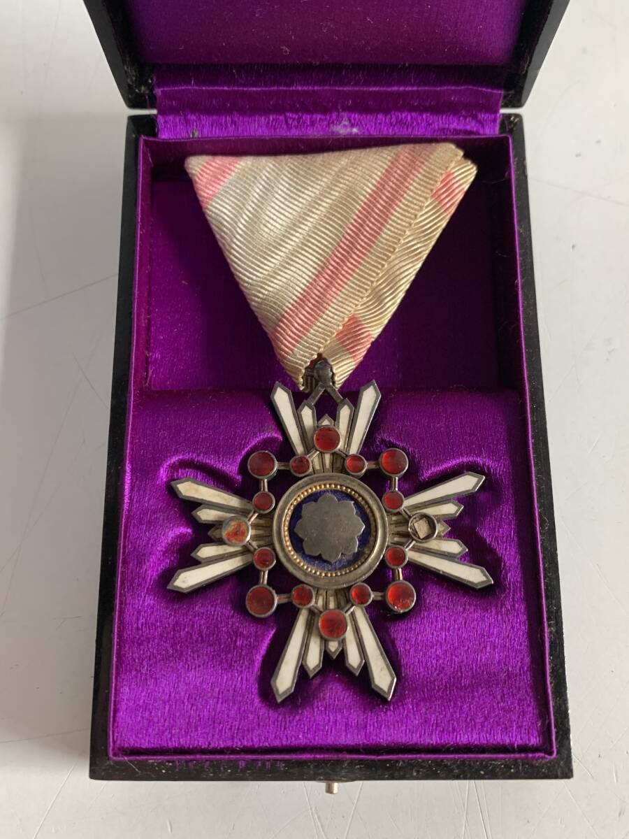 戦前 勲三等瑞宝章 共箱 勲章 当時物 大日本帝国 旧日本軍 美術 戦前 勲三等瑞宝章 共箱 勲章 当時物 大日本帝国 旧日本軍 美術
