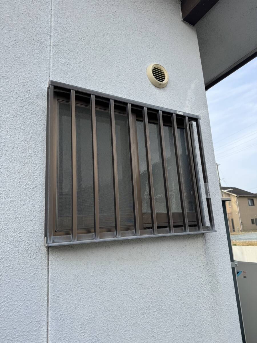 122097 立山アルミサッシ 格子網戸付き 引き違い小窓 ガレージ車庫倉庫事務所に 西