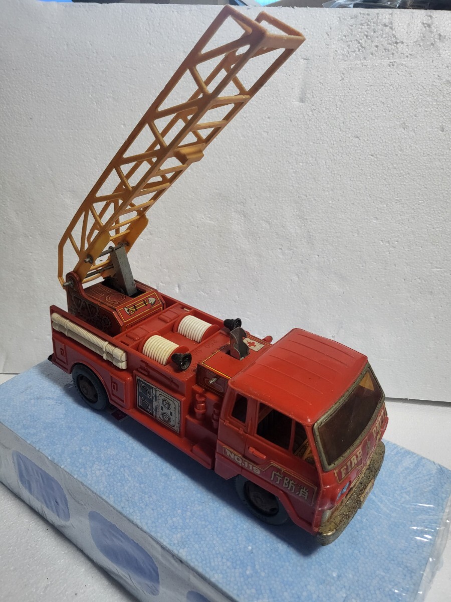 昭和当時物 1970年代 ノムラトイ 三菱ふそう MITSUBISHI FUSO T620 型 ブリキ消防車 破損あり ジャンク品 MADE IN JAPAN
