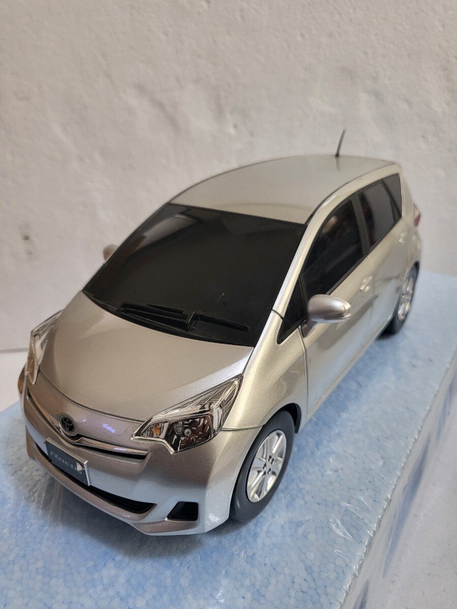 絶版ミニカー トヨタカラーサンプル ラクティス Ractis 2代目 NCP120 ミニカー シルバー Silver プラスチック製　大型モデル