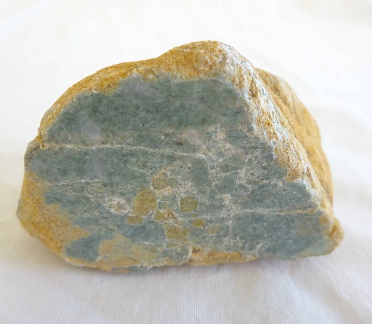 241g 天然本翡翠 原石 濃緑 ジェダイト 天然石 ヒスイ 翡翠 翡翠原石 本翡翠 天然翡翠 緑色 緑 濃淡 グリーン パワーストーン 灰緑 深緑