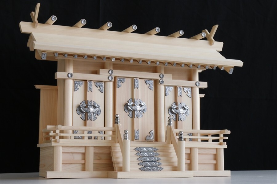 通し屋根三社 □ いぶし銀の装飾 □ 美しい東濃桧 神棚 (お社 通し屋根三社 □ いぶし銀の装飾 □ 美しい東濃桧 神棚 (お社