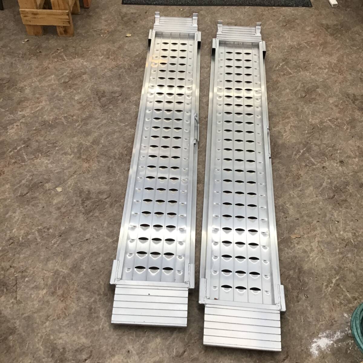 【美品/店頭受取り限定/発送不可】〇昭和ブリッジ アルミブリッジ SGN-180-25-0.5T 2本セット