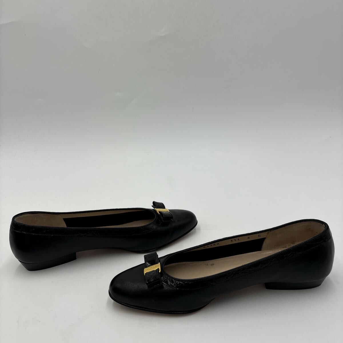 ＊ 良品 付屬品完備 Salvatore Ferragamo サルヴァトーレフェラガモ 本革 クロコ型押し ヴァラリボン フラット パンプス 6C 23cm
