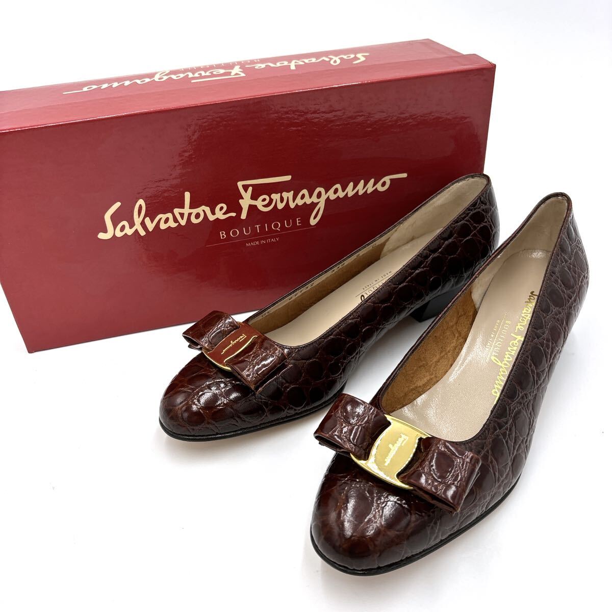 ＊ 未使用 箱付 '高級(jí)婦人靴' Salvatore Ferragamo サルヴァトーレフェラガモ 本革 クロコ型押し ヴァラリボン ヒール / パンプス 6C 23cm