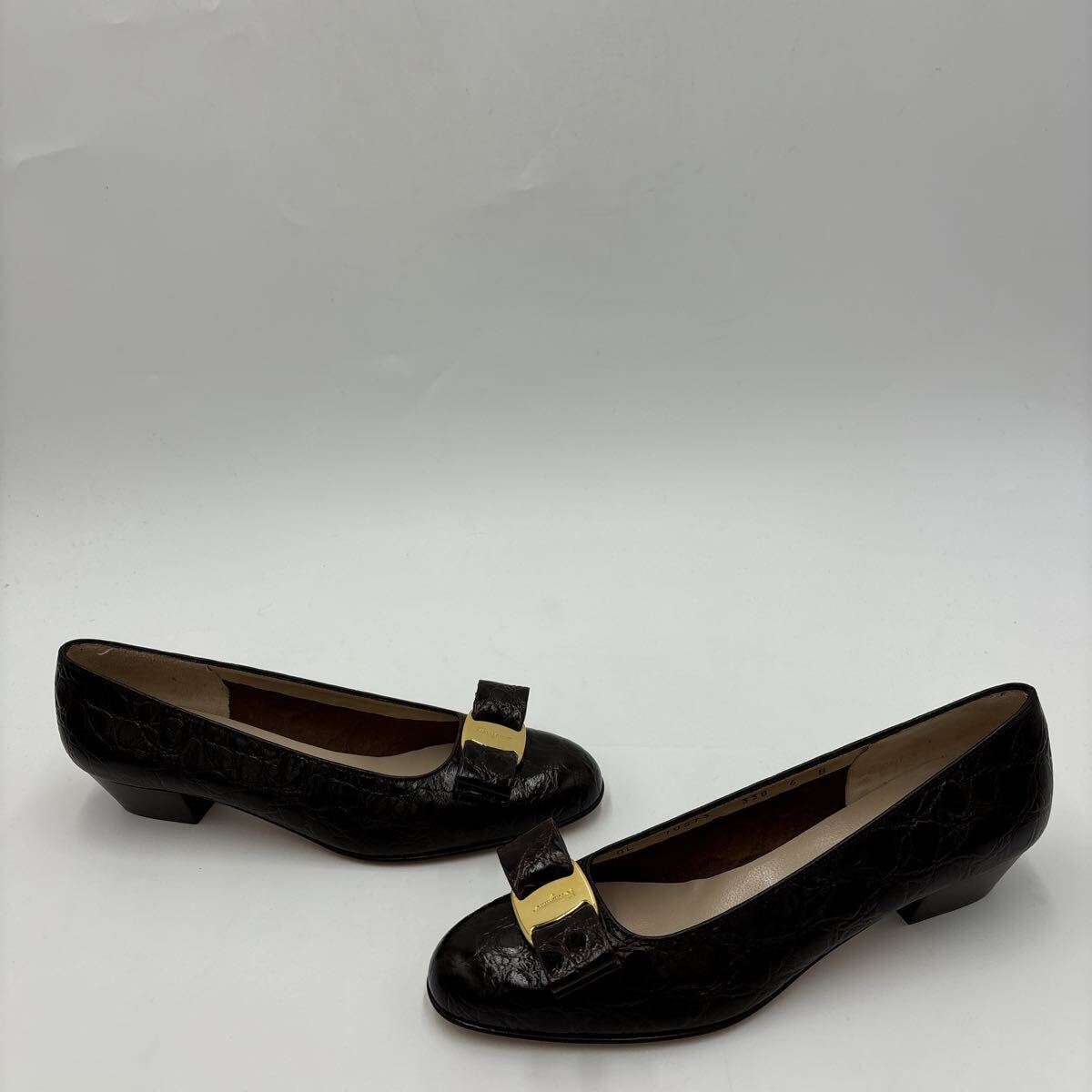 ＊ 未使用 箱付 '高級婦人靴' Salvatore Ferragamo サルヴァトーレフェラガモ 本革 クロコ型押し ヴァラリボン ヒール / パンプス 6B 23cm