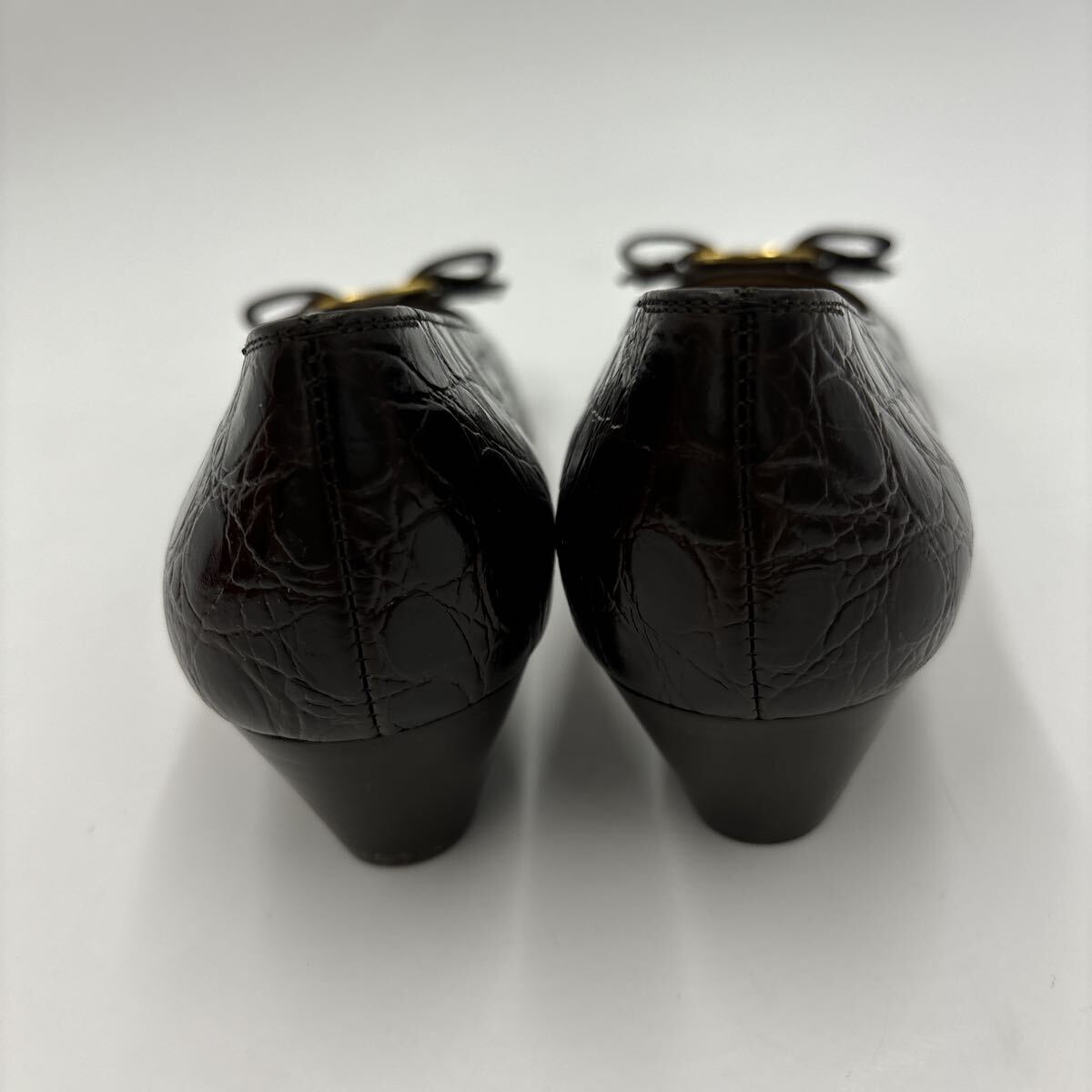 ＊ 未使用 箱付 '高級婦人靴' Salvatore Ferragamo サルヴァトーレフェラガモ 本革 クロコ型押し ヴァラリボン ヒール / パンプス 6B 23cm