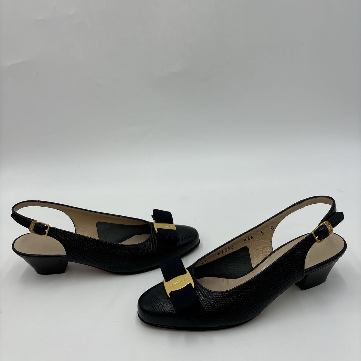 ＊ 良品 箱付き '高級(jí)婦人靴' Salvatore Ferragamo サルヴァトーレフェラガモ 本革 ヴァラリボン パンプス ヒール サンダル 5C 22cm