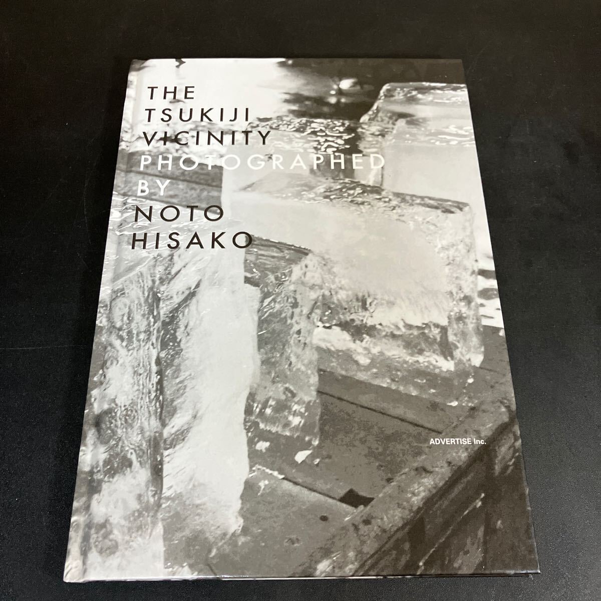 24-12-13 『能登比佐子　The Tsukiji Vicinity Photographed by Noto Hisako』　2013年　ADVERTISE Inc.　英語版