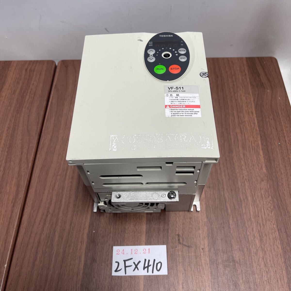 「2FX410」送料無料TOSHIBA 東芝 VF-S11 3PH-400V-3.7kW インバーター 動作品　動作保証　ツマミ欠品（241221）