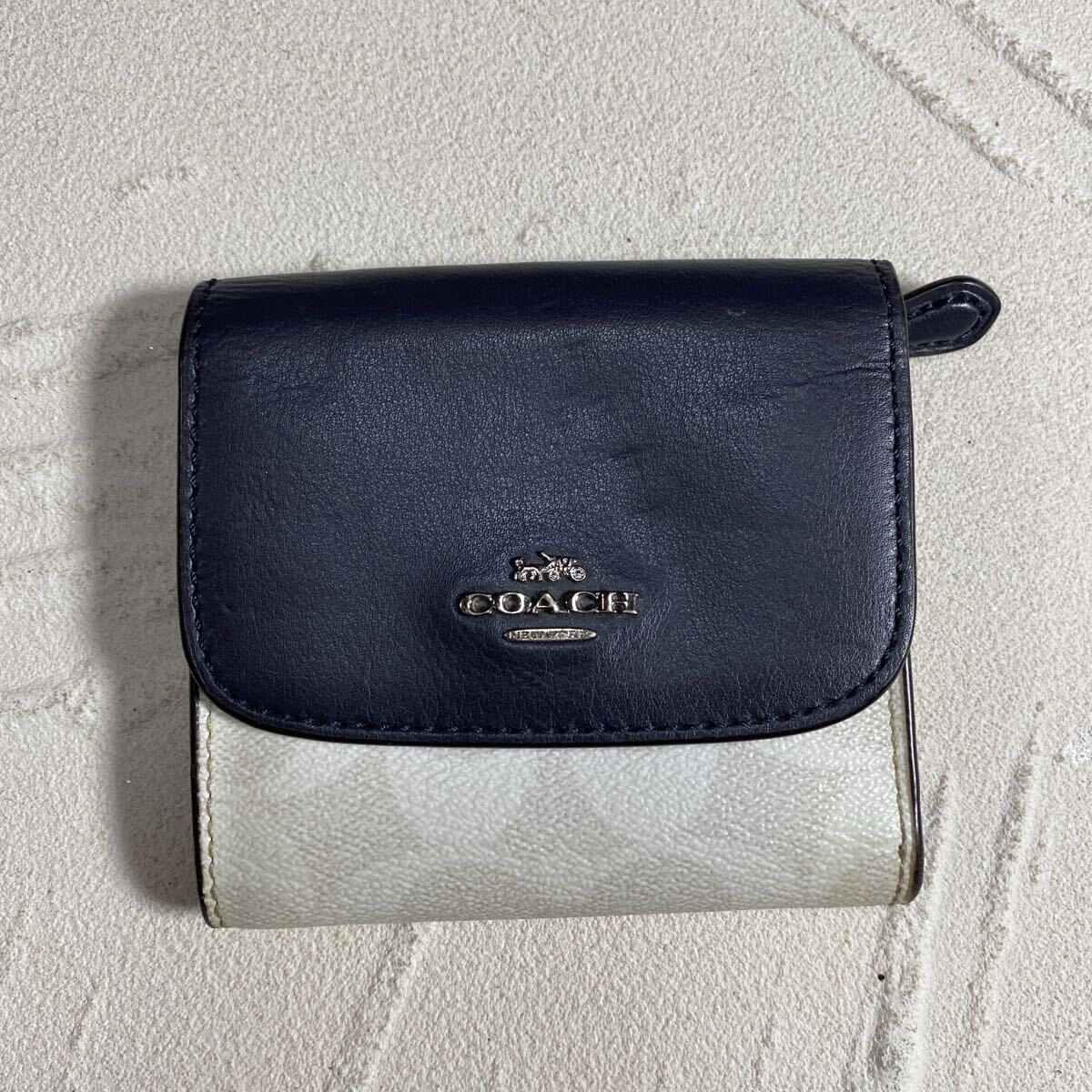 コーチ　COACH 折り財布　シグネチャー　チャコールグレーホワイト　コンパクト 三つ折り ウォレット