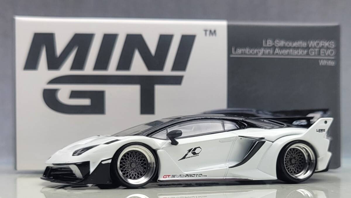MINIGT トミカ改造 ランボルギーニ アヴェンタドール 深リム