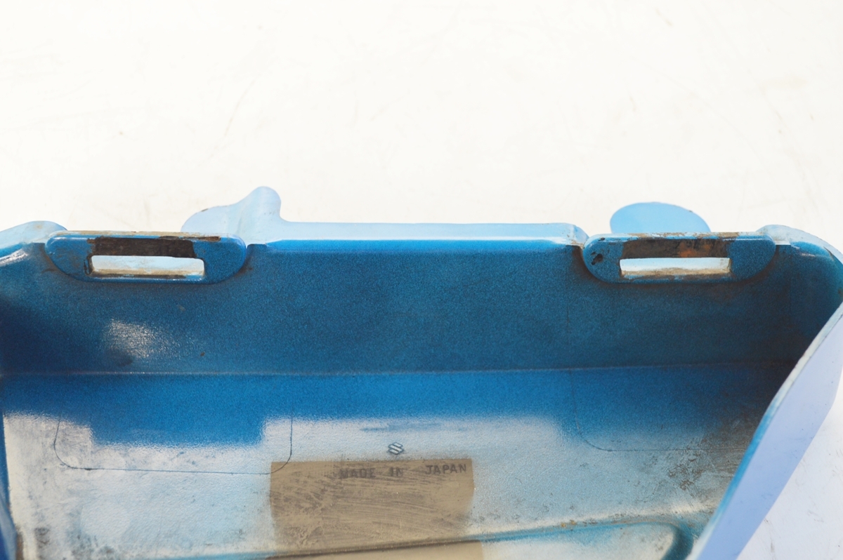 SUZUKI RG250E / X7 サイドカバー右　中古品　当時物　純正品　RG250　GT250/2 GT2502スズキ_画像7