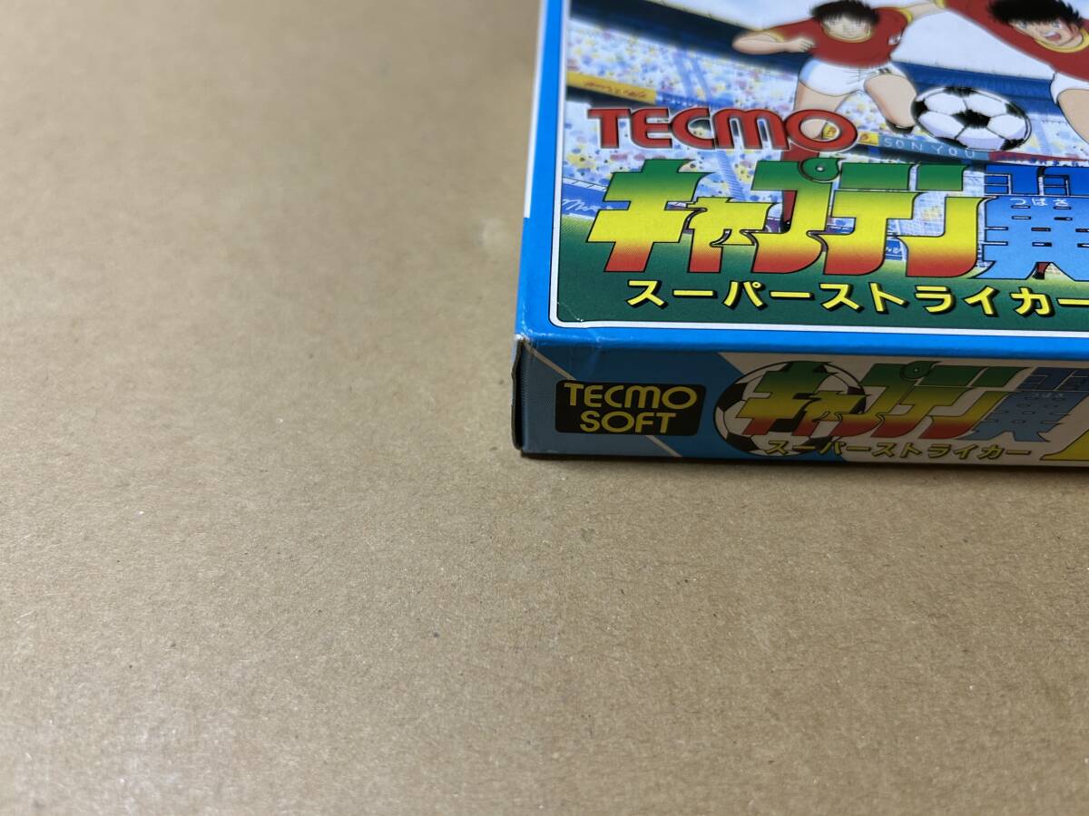 左隅に傷みがあります。