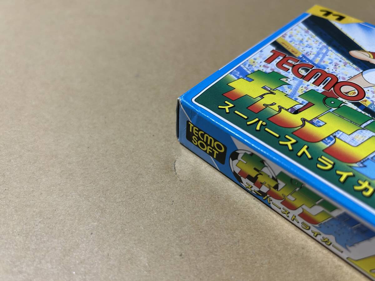 左隅に傷みがあります。