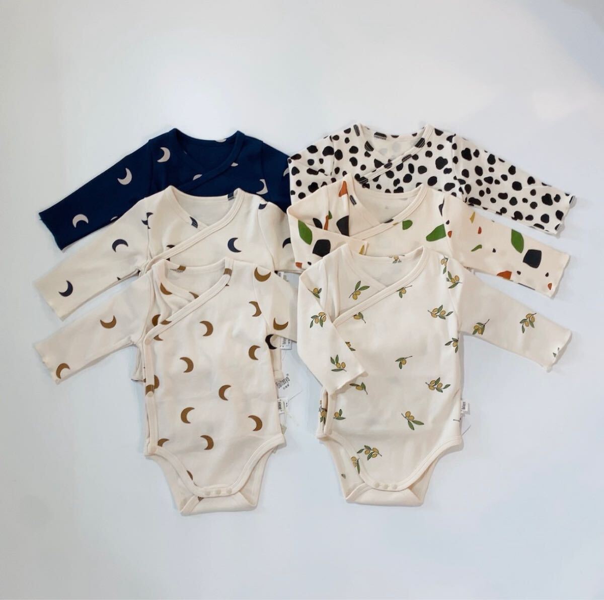 ベビーロンパース3枚+スタイ2枚のお得なセットです。