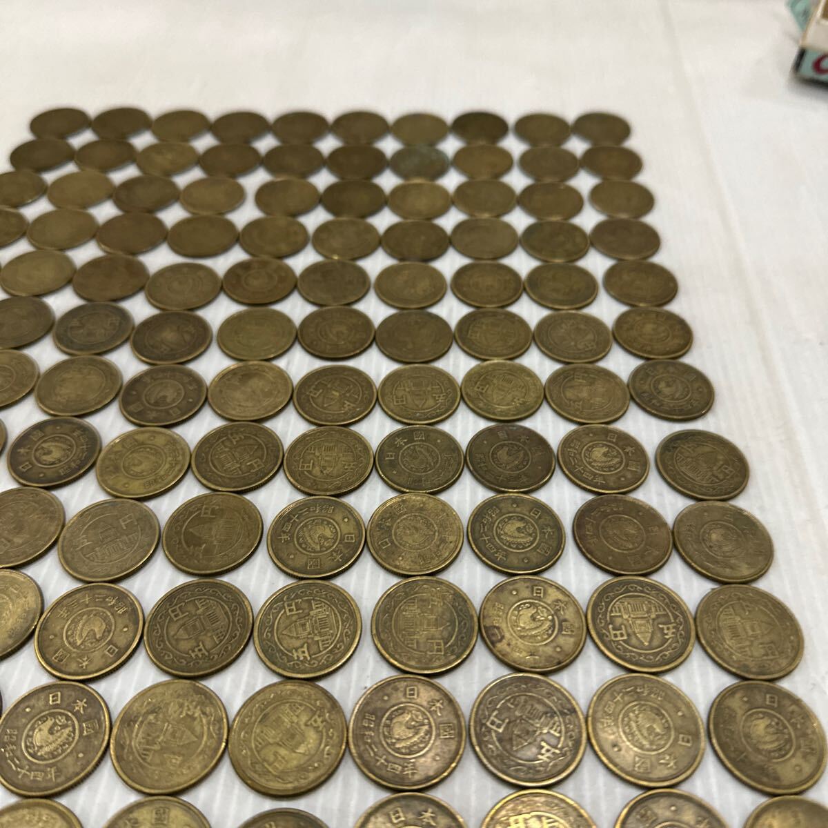  hole less 5 jpy old coin large amount 136 sheets Showa era 23 year Showa era 24 year . jpy sphere Japan jpy yellow copper coin 