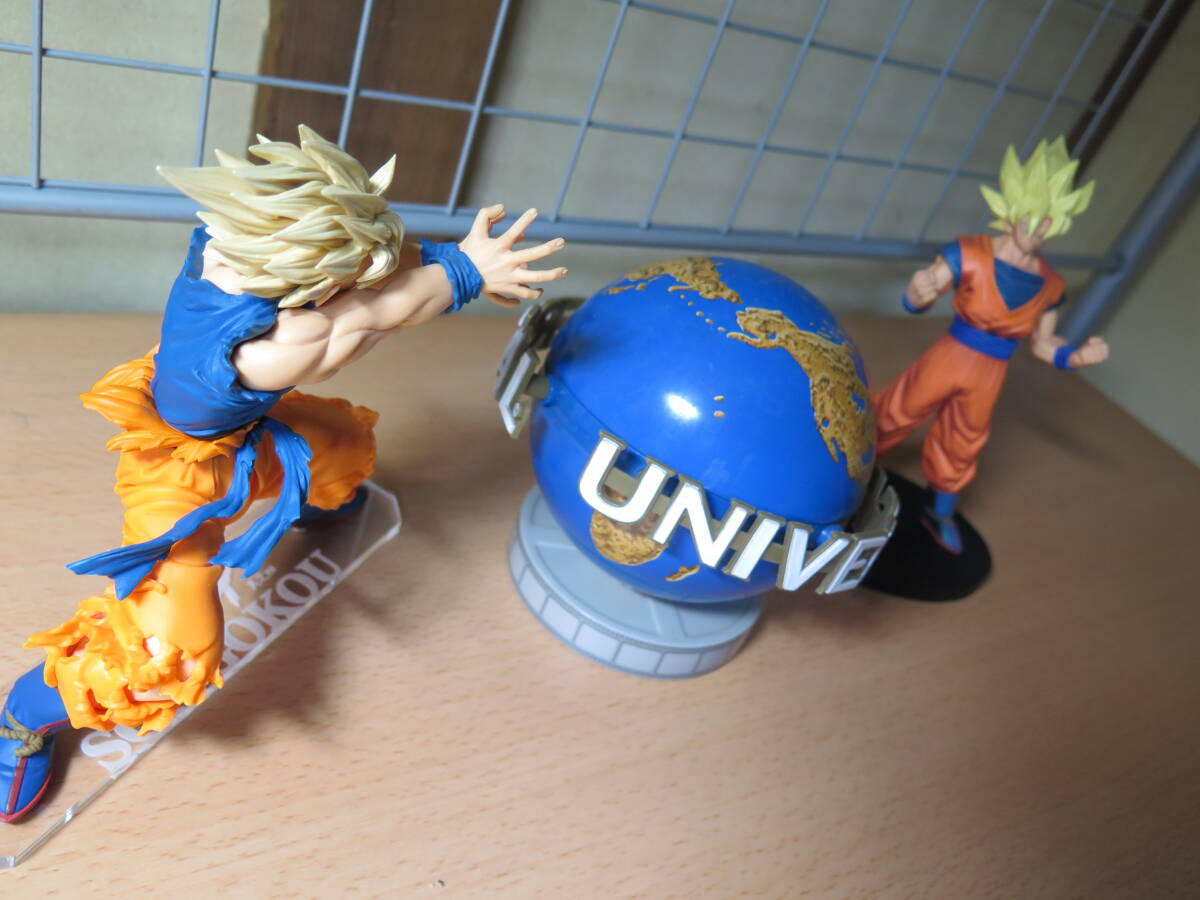 ドラゴンボール、孫悟空、フィギュア２体と、ユニバーサルスタジオ、地球儀３点セット