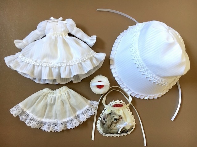 ネオブライス用服　 白ワンピース　ボンネット　バッグ　子猫のエプロン　　Blythe　 ブライス