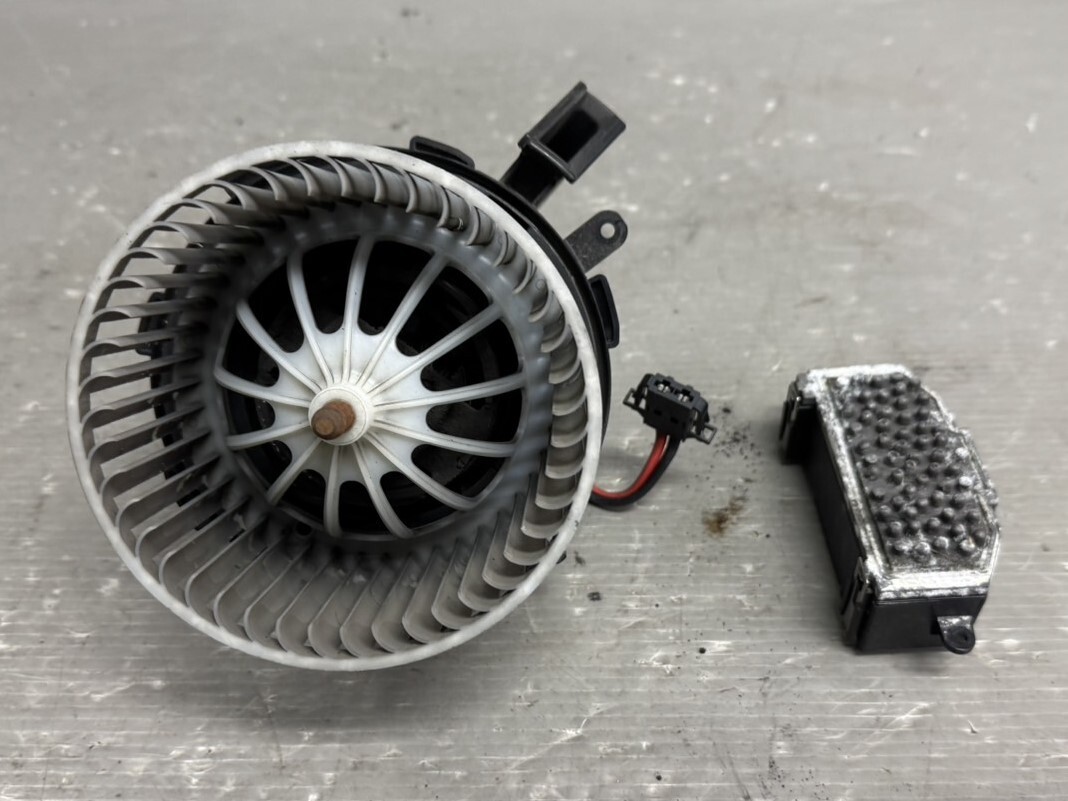 アウディ A4 アバント 2.0 TFSI クワトロ (8KCDNF) デンソー ブロアファンモーター ヒーターモーター レジスター CZ 246810-6932 p050821