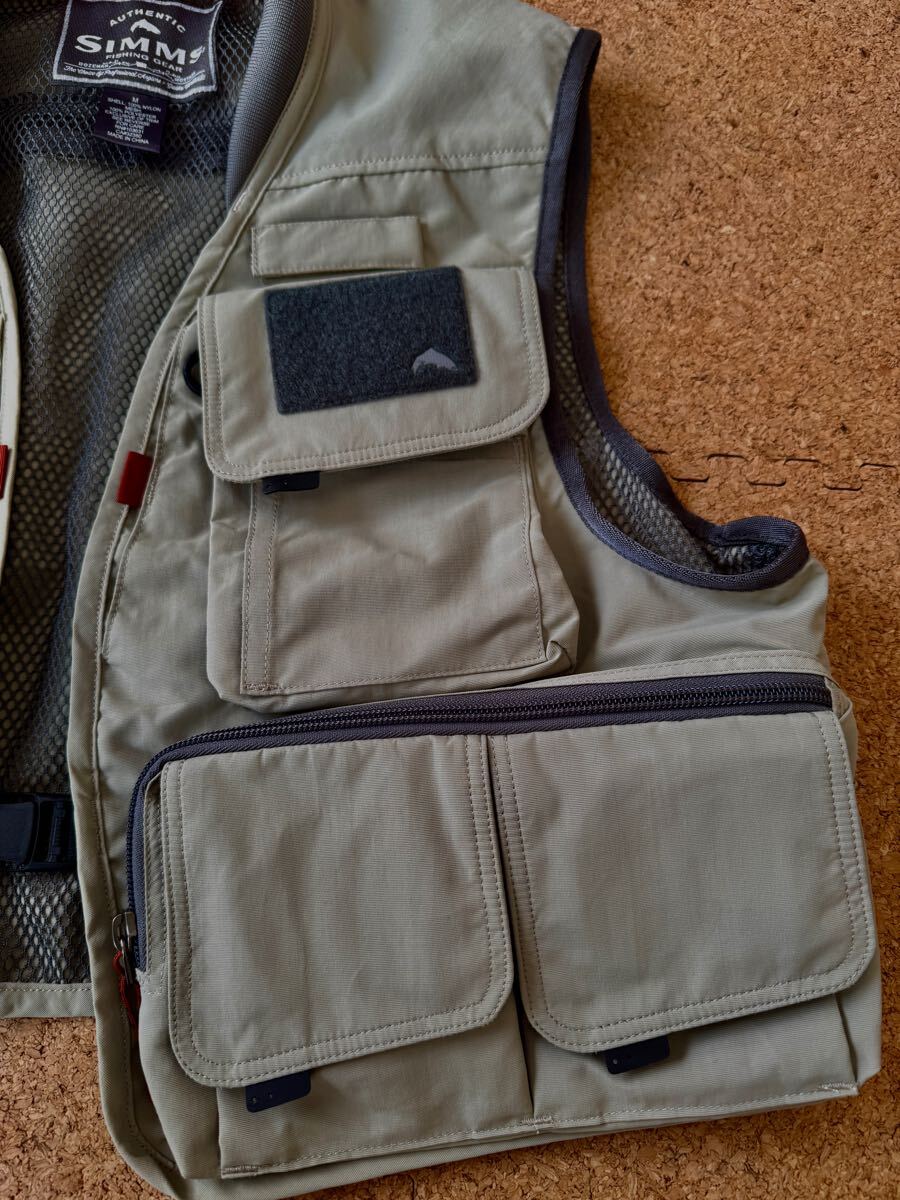 美品 SIMMS シムス フィッシングベスト ベージュ Mサイズ 美品 SIMMS シムス フィッシングベスト ベージュ Mサイズ