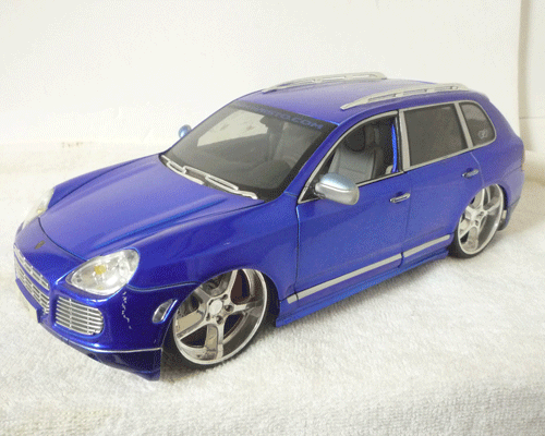 1/18Porshe Cayenne Turbo　ブルーポルシェカイエンターボ　ラグジュアリーダイキャストミニカー　Maisto　訳あり