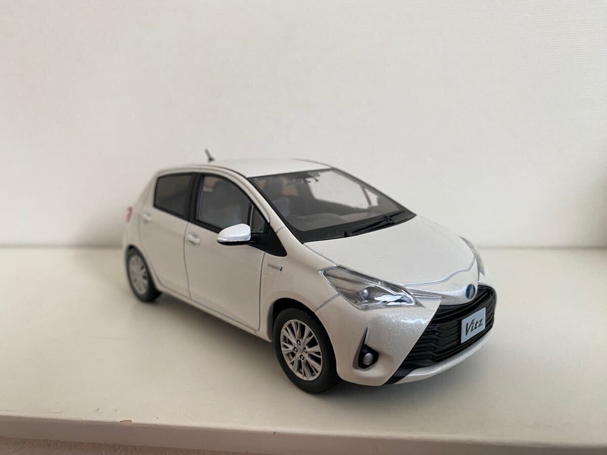 公式通販 - 人気アイテム多数 ヴィッツ トヨタ 送料込み ミニカー ホワイトパール 1/30 乗用車