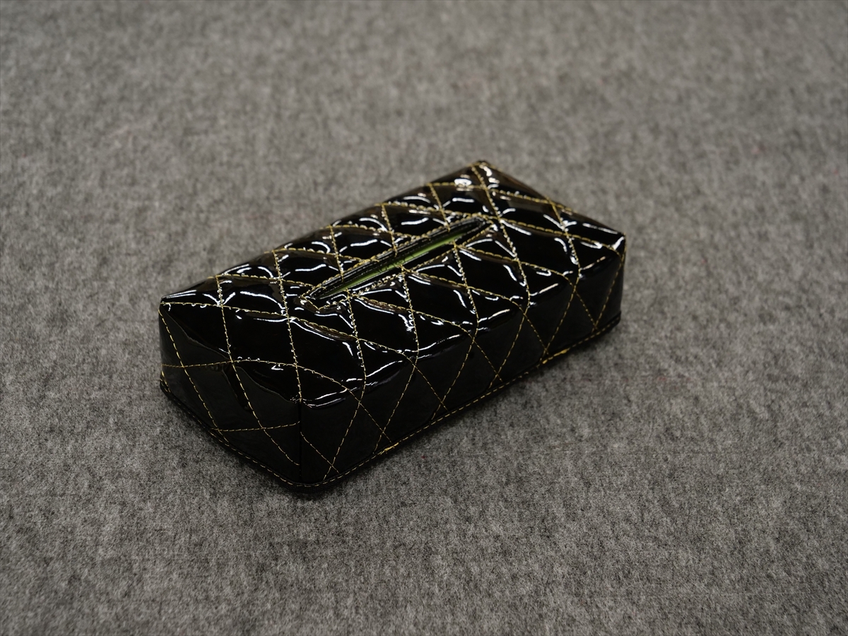 キルトティッシュケース　エナメル　ブラック　ゴールドステッチ　金糸　ティッシュカバー