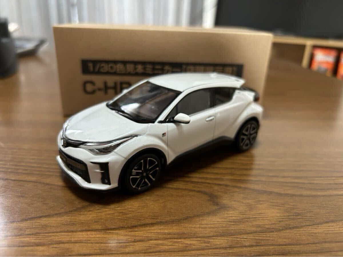 1/30 トヨタ 新型C-HR 2019 最新型 後期　GRスポーツ CHR 非売品 カラーサンプル ミニカー ホワイトパールクリスタルシャイン