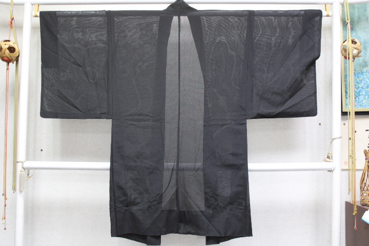 きもの今昔７９９５　男の和服　正絹絽の黒羽織　３本と５本交互絽の織です経年　経過してますが問題なし　　羽織丈１０５ｃｍ