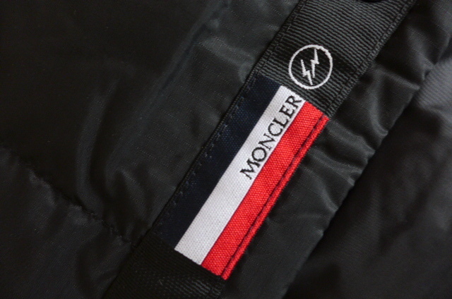 新品 即決 モンクレール 正規(guī)品 フラグメント ライト ダウンベスト ジレ MONCLER 7 GENIUS 長いシーズン大活躍 サイズ３ 程よいダウン量　