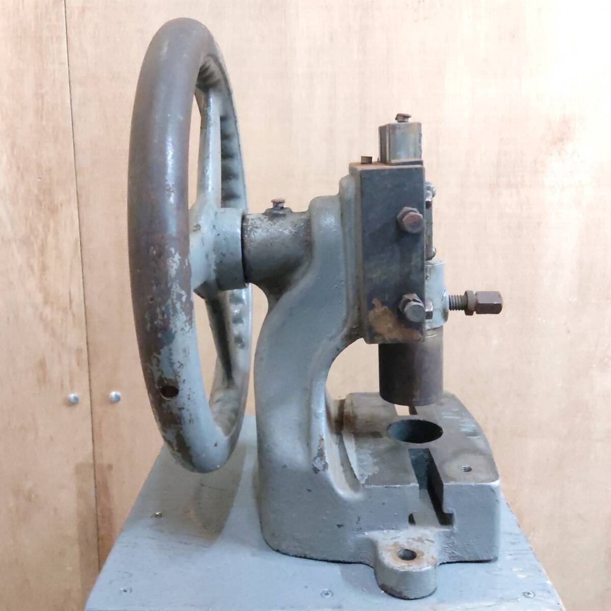 送料無料) 岡本工機 手動 ハンドプレス機 ハンドル325mm/プレス 送料無料) 岡本工機 手動 ハンドプレス機 ハンドル325mm/プレス