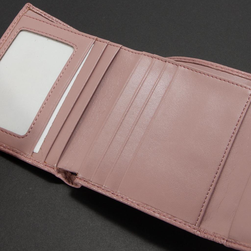 本革財布　三つ折り財布　ピンク 本革　マグネット開閉　新品　未使用品