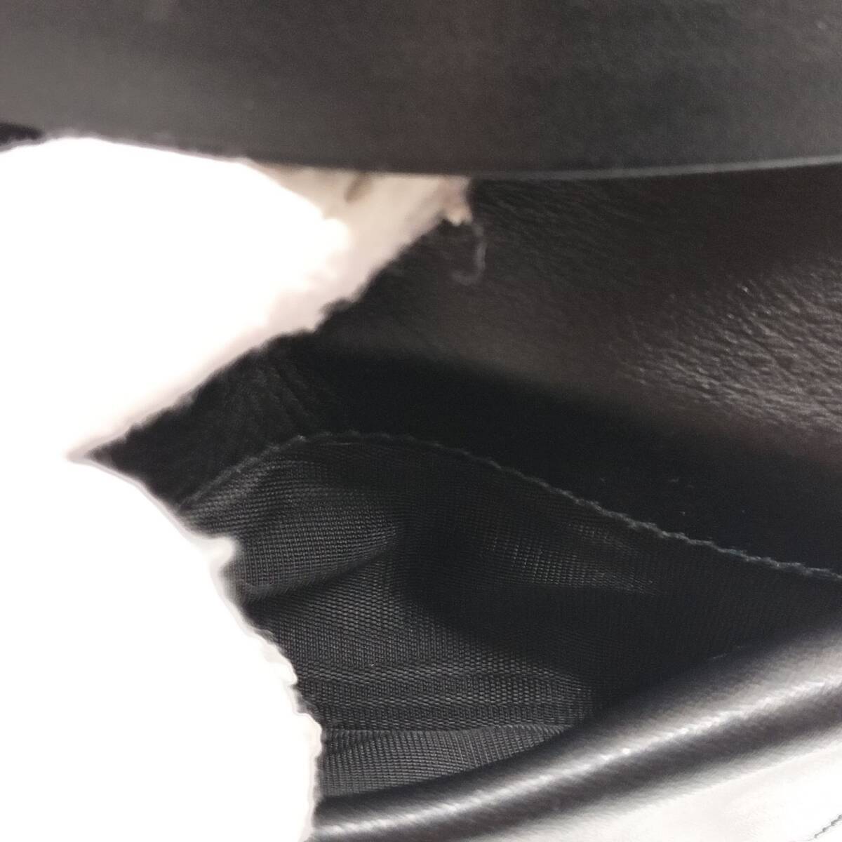洗練された上品さ CELINE セリーヌ 二つ折り財布 ゴールドリング 洗練された上品さ CELINE セリーヌ 二つ折り財布 ゴールドリング