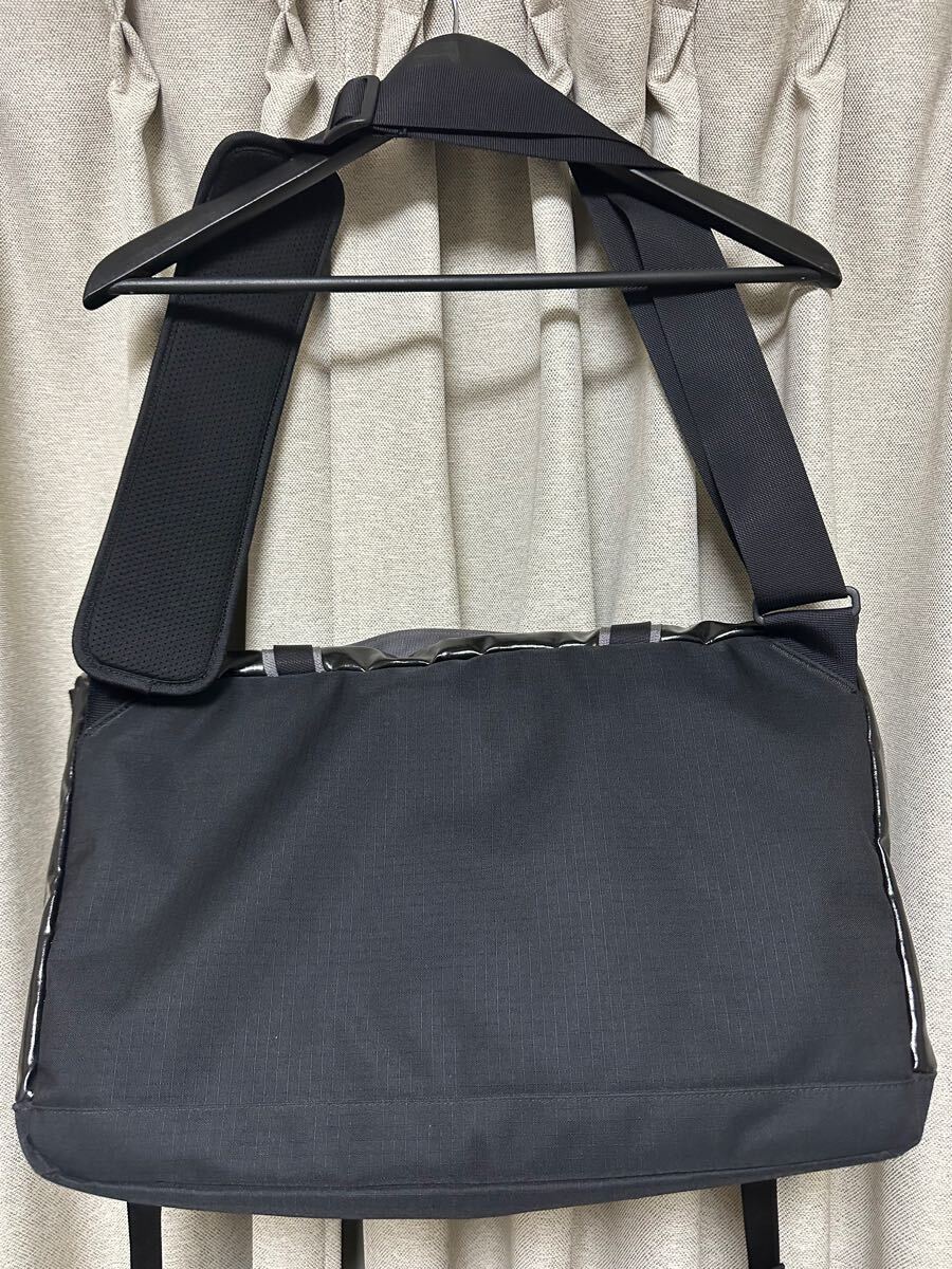 廃盤美品】パタゴニア ブラックホール メッセンジャーバッグ 黒 廃盤美品】パタゴニア ブラックホール メッセンジャーバッグ 黒