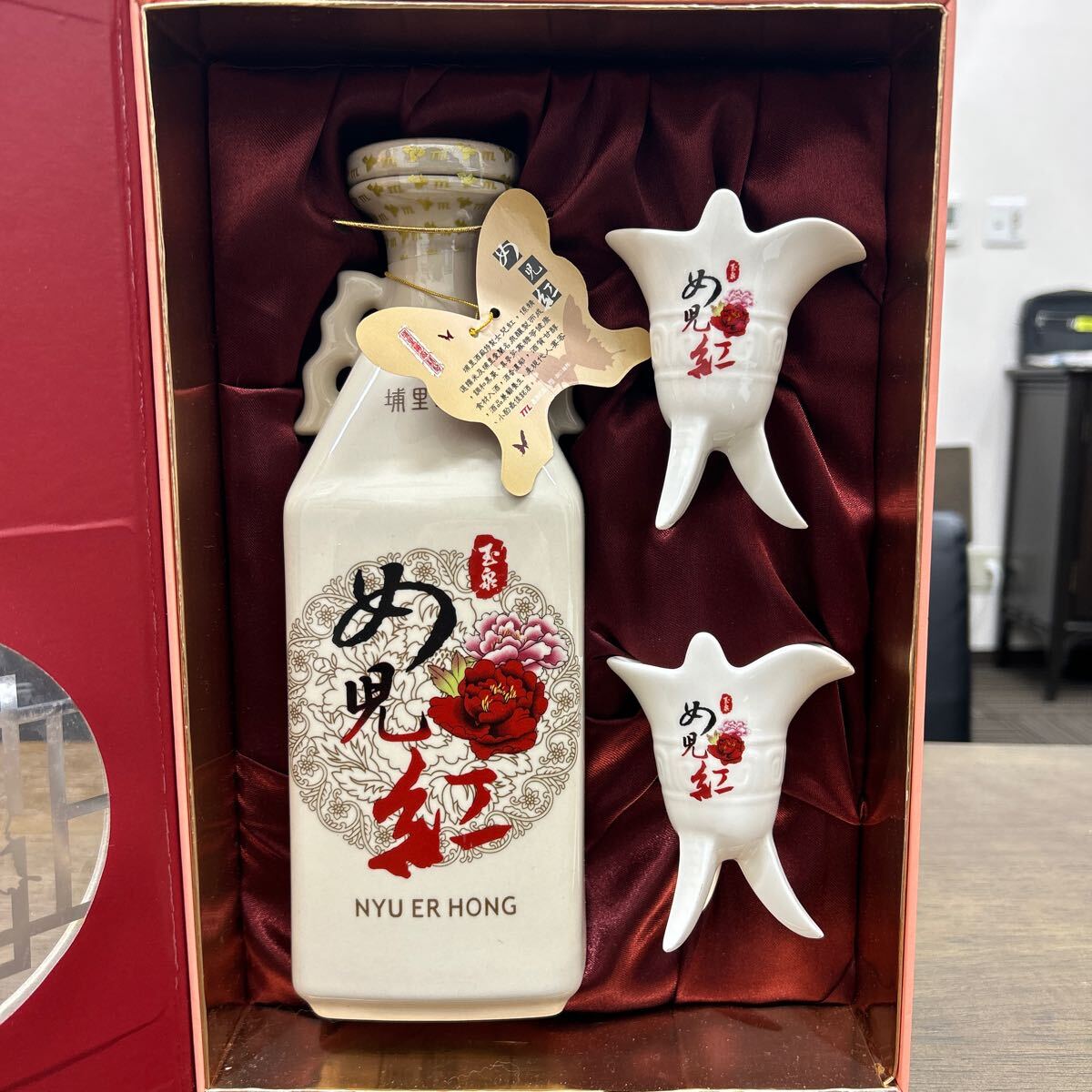 TS244/【未開栓】玉泉 め児紅 16年 陶器ボトル *酒器 箱付 TS244/【未開栓】玉泉 め児紅 16年 陶器ボトル *酒器 箱付