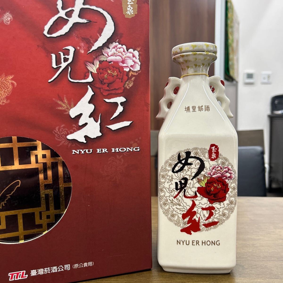 TS244/【未開栓】玉泉 め児紅 16年 陶器ボトル *酒器 箱付 TS244/【未開栓】玉泉 め児紅 16年 陶器ボトル *酒器 箱付