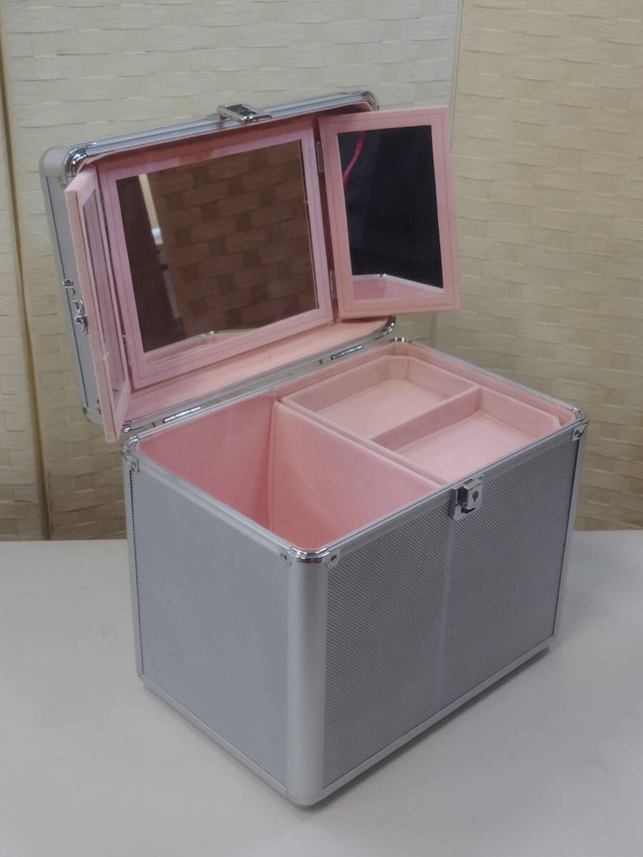 あ//つH2785【良品?保管品】アルミ　コスメ　BOX MB-1008 鍵付き　卓上ドレッサー　メイクボックス　