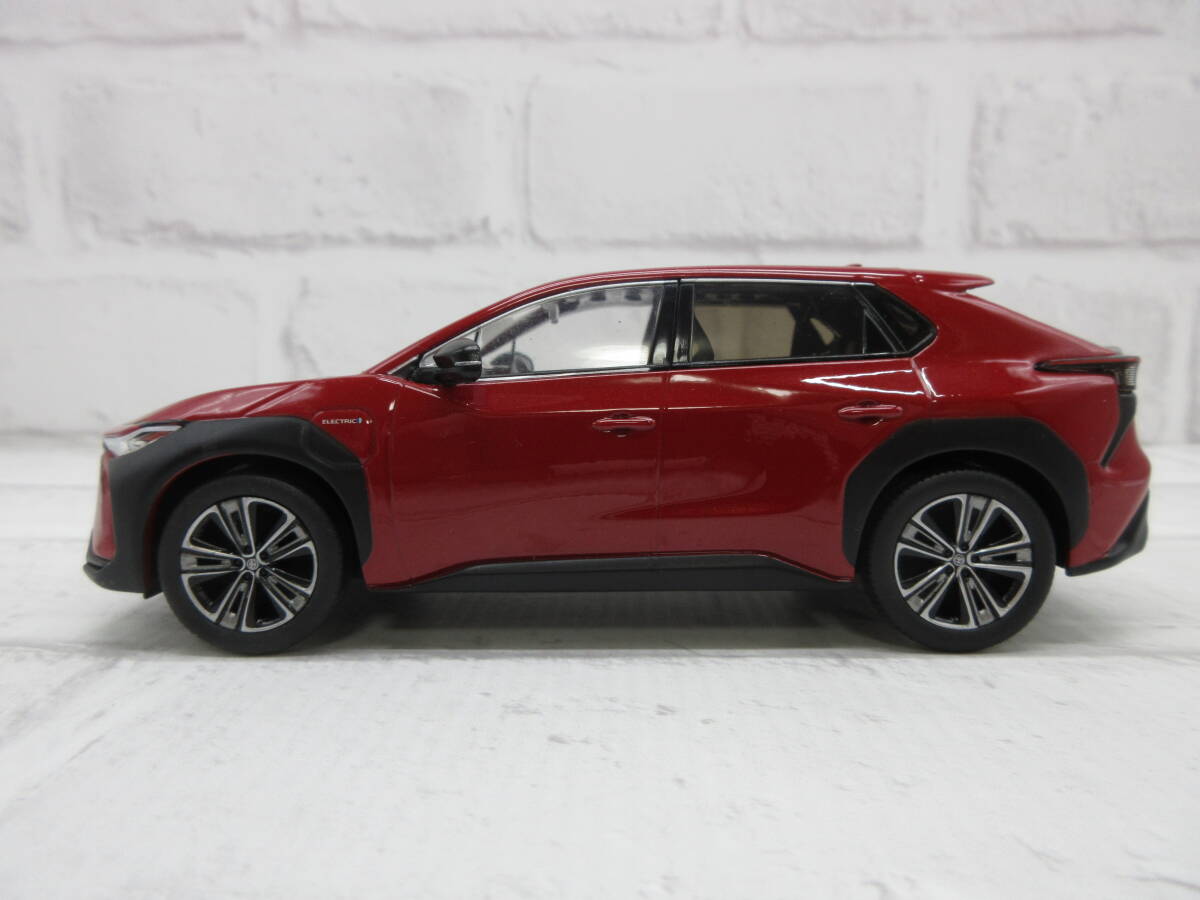 ミニカー　1/30　トヨタ　 bZ4X　エモーショナルレッドⅡ　ディーラー展示用　色見本　カラーサンプル　モデルカー