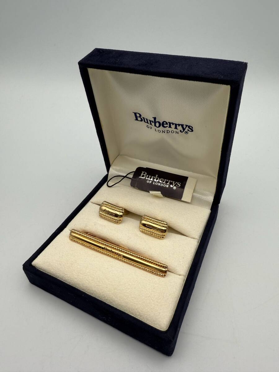 【即納&大特価】 美品】BURBERRY オークファン(aucfan.com) - の商品情報をアーカイブ公開 メンズ(タイピン)|売買されたオークション情報、Yahoo!オークション(旧ヤフオク!) ケース付き ビジネス スーツ タイバー ゴールド系 セット カフスボタン ネクタイピン バーバリー 小物