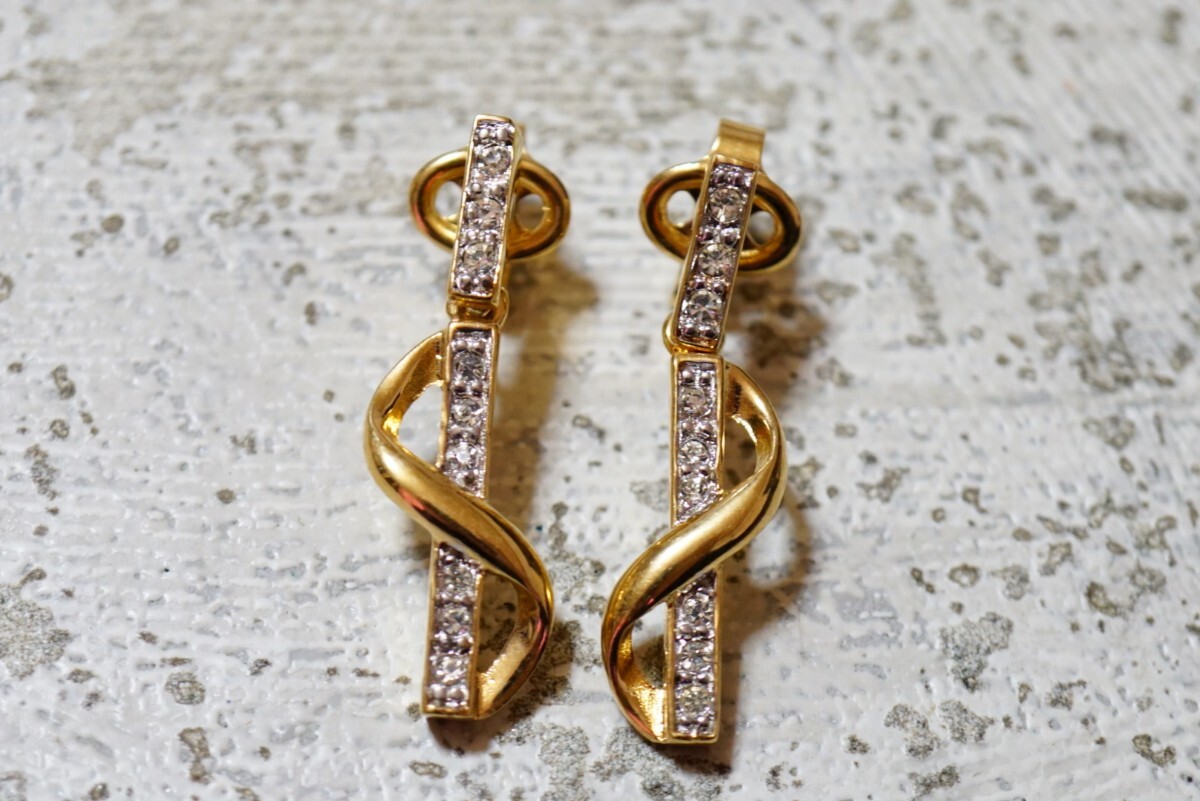 66 NINA RICCI/ニナリッチ 海外製 ブランド ゴールドカラー イヤリング 両耳揃い ヴィンテージ アクセサリー アンティーク 耳飾り 装飾品