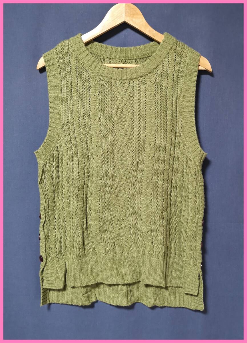 SW‐４８☆春秋冬☆新品☆送料込み☆即決☆ナチュラル系☆アクリル☆中厚手☆Ｍ～Ｌサイズ☆ニット☆ベスト☆カーキ系☆ボタン☆編み込み