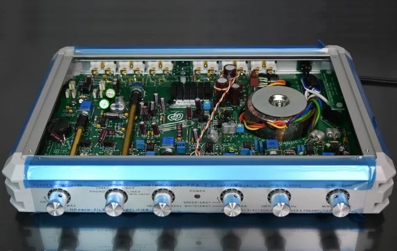 プリアンプ兼チャンネルディバイダ― FPA-7 2WAY/3WAY プリアンプ兼チャンネルディバイダ― FPA-7 2WAY/3WAY