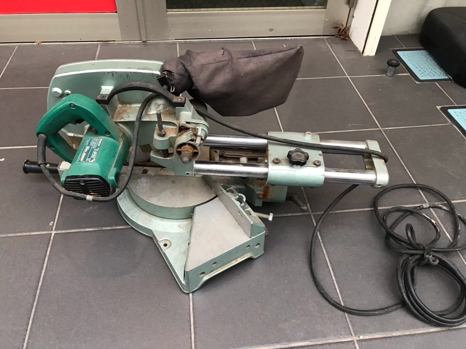 中古使用品 ★ 日立 C8FB2 216mm 卓上スライド丸のこ ★ 送料着払い HITACHI