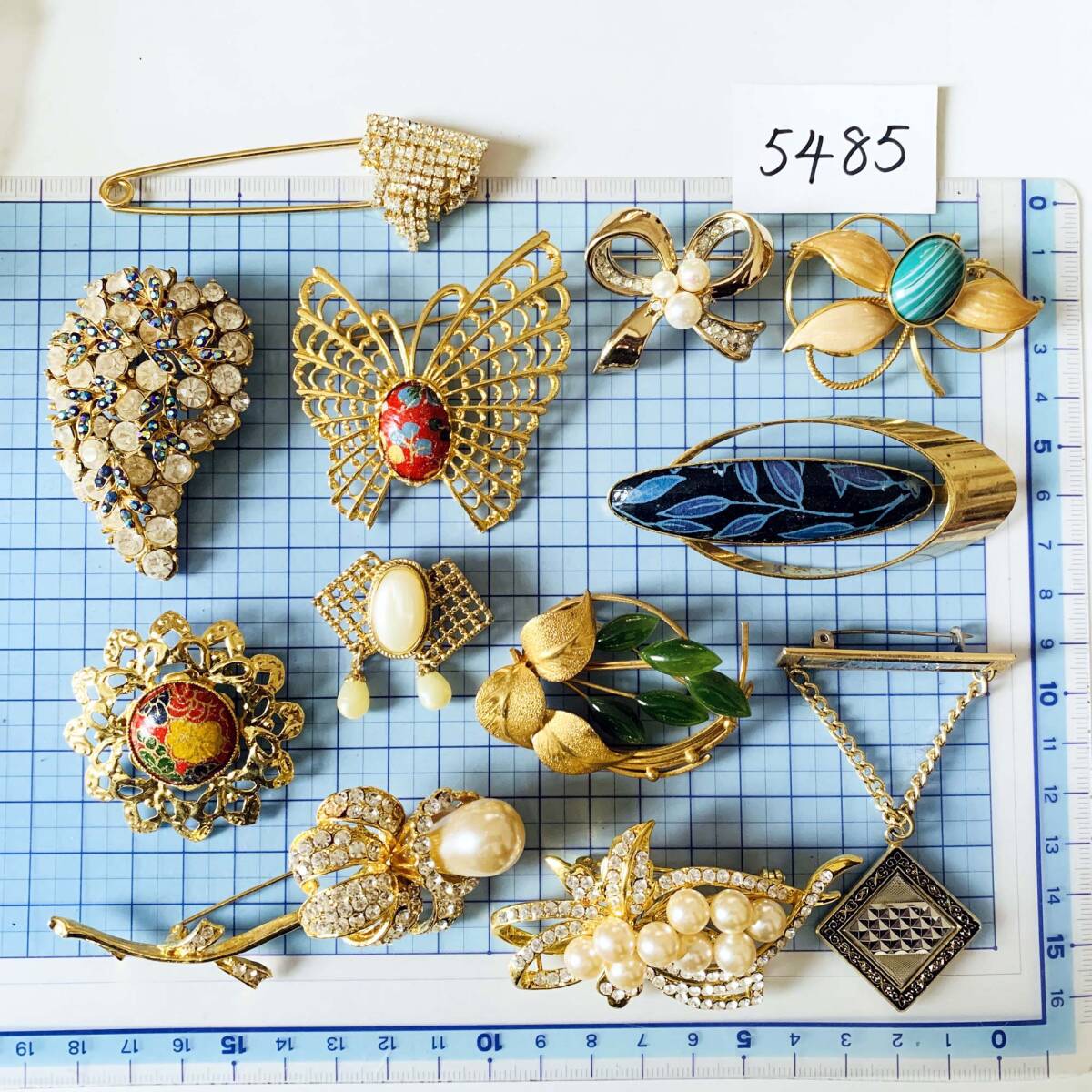 各種ブローチ　C'EST BIEN　天然翡翠　和紙　縞瑪瑙　フェイクパールなど　お得12点セット　おまとめ売り　大量　美品　No.5485