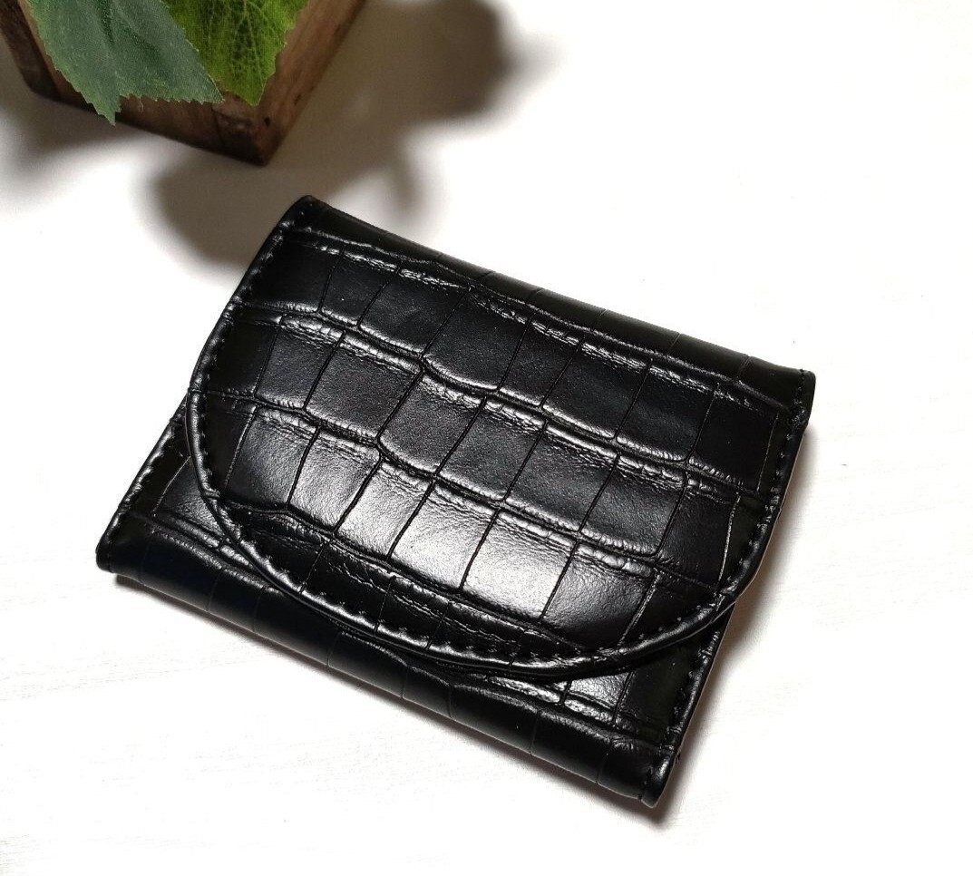 送料無料！　ミニ財布　クロコ型押し　ブラック　合革製　黒　三つ折り財布　折り財布　札入れ　小銭入れ　コインケース　カードケース